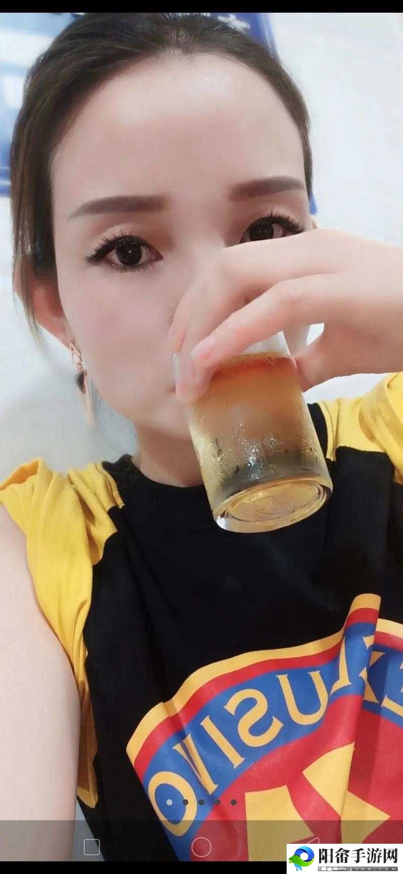 一小孩约女孩晚上吃空吧