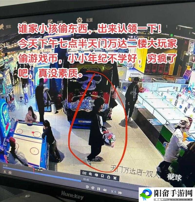 年轻夫妻把小孩哄睡后开监控：守护成长每一刻